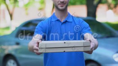 友好的送货员提供披萨盒、网上订餐、餐厅服务